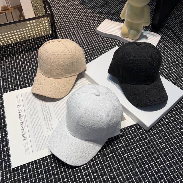 特批 Loewe罗意威 标志性设计元素、极具辨识度！遮阳棒球帽、帽面采用棉质斜纹面料、让佩戴更为舒适透气，百搭显瘦！