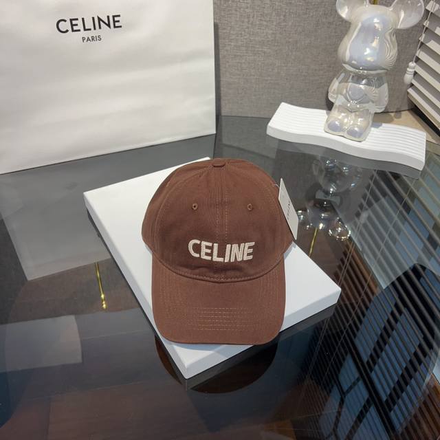 特批 Celine 麂皮磨难鸭舌帽 本季最好看的棒球帽 帽型完美专柜一帽难求 巨巨巨好看的一款 一年四季都可
