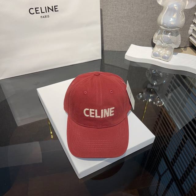 特批 Celine 麂皮磨难鸭舌帽 本季最好看的棒球帽 帽型完美专柜一帽难求 巨巨巨好看的一款 一年四季都可