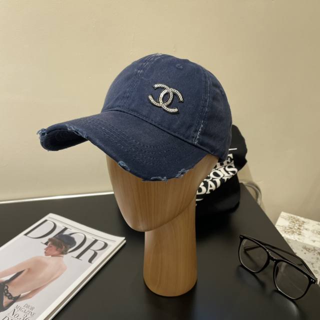 香奈儿新款字母logo棒球帽，很酷的色系，男女佩戴都有不同style，第一批抢先出货！香粉必入款！