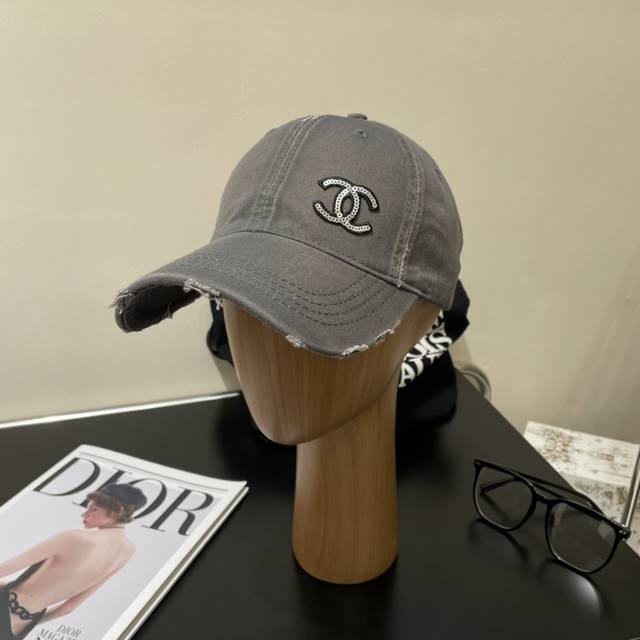 香奈儿新款字母logo棒球帽，很酷的色系，男女佩戴都有不同style，第一批抢先出货！香粉必入款！