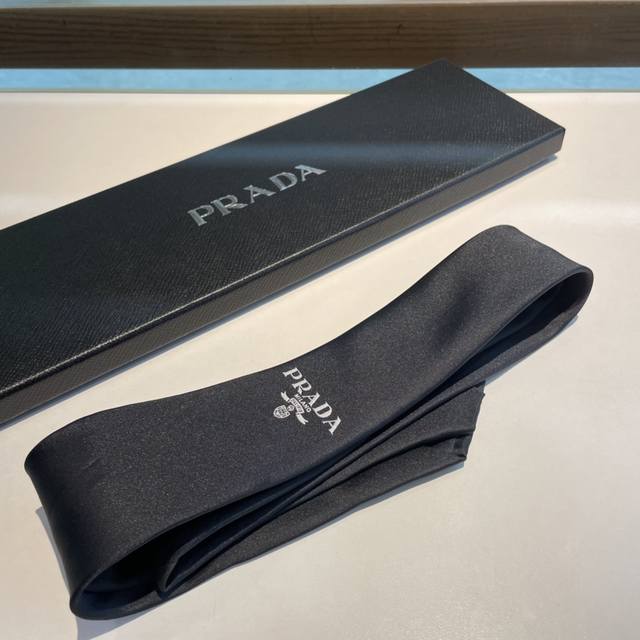 特 配包装 爆款到p家经典领带中性款 Prada徽标领带，高端定制稀有展现精湛手工与时尚优雅的理想选择，这款采用p家最经典极具标志性logo提花制成的领带，以同 - 点击图像关闭