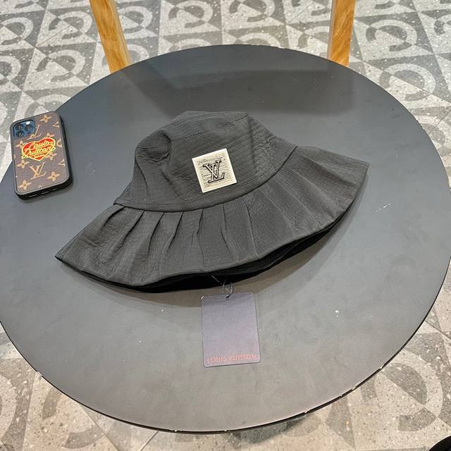 Lv 路易威登 Louis Vuitton 新款气质感slimming渔夫帽 妥妥的距离感爆表可御可欲 进口材质舒服不扎肉。特调帽型笔挺 高级感拉满 主要还是超
