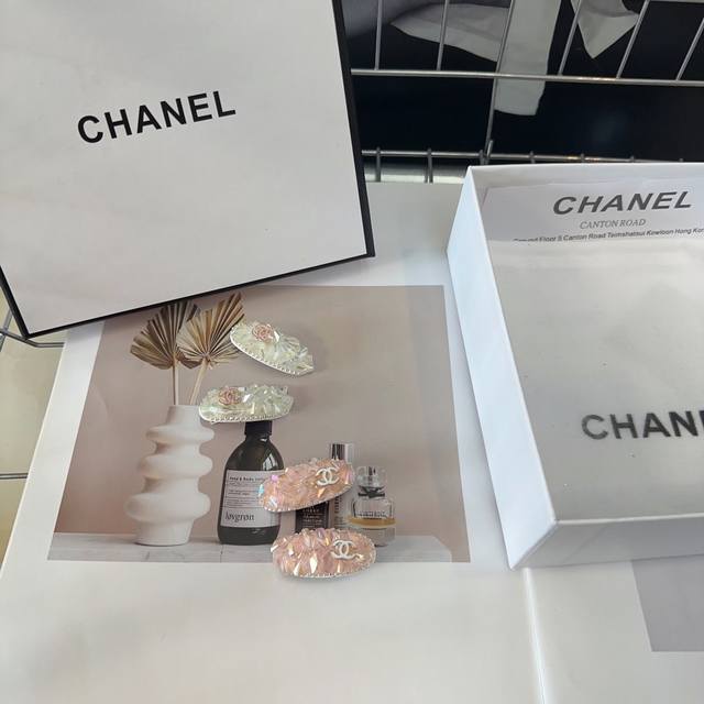 P 配包装盒 一对 Chanel 香奈儿 最新小香爆款，重手工钻石边夹刘海夹，绝美的一款！小仙女必备