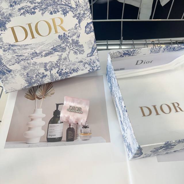 配包装盒 Dior 迪奥 D家新款抓夹，夏日小清新系列，时尚百搭！简单实用，超级好看！人手必备款