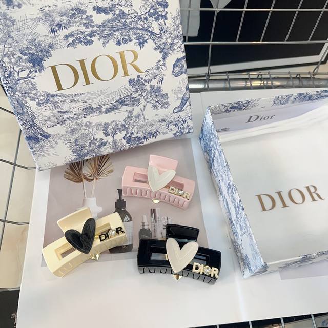 配包装盒 Dior 迪奥 新款爱心抓夹，夏日小清新系列，时尚百搭！简单实用，超级好看！人手必备款
