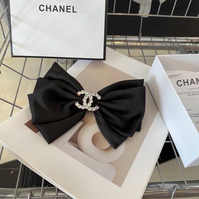 P 配包装盒 Chanel 香奈儿 最新款小香爆款弹簧顶夹，超级好看！名媛范儿十足，小仙女必备