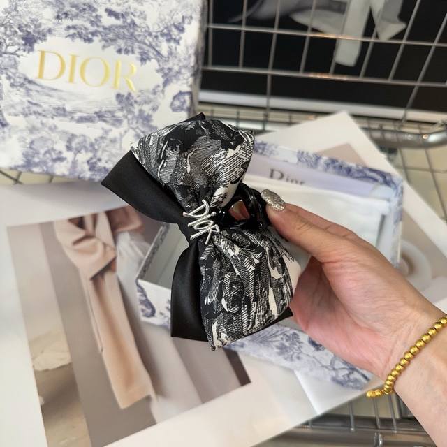 配包装盒 Dior 迪奥 D家新款抓夹，时尚百搭！简单实用 小姐姐必备单品