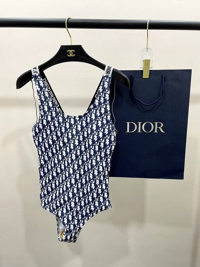 特价 Dior新款性感连体泳衣 适合多种场景的游泳衣♀海边 游泳池 温泉 水上乐园 漂流都可以内搭也完全可以 连体设计遮肉显高挑 腹部有点肉肉也不影响咱美美的 - 点击图像关闭
