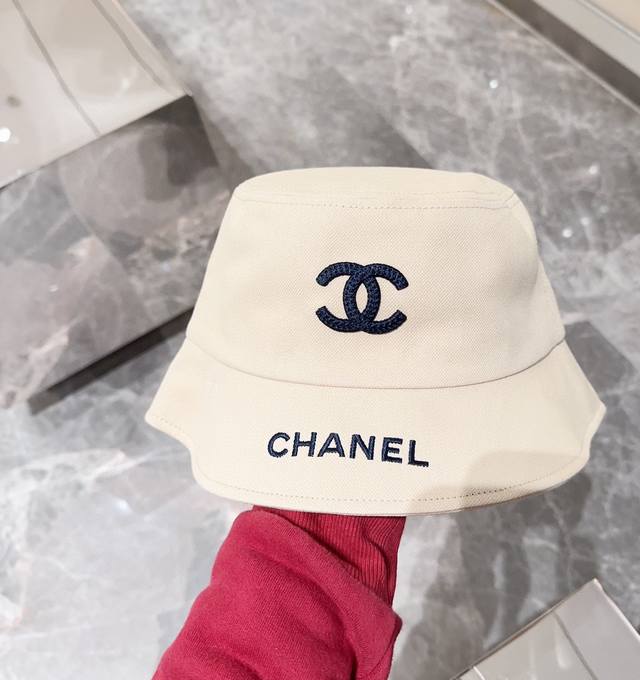 Chanel 香奈儿 新款渔夫帽 帽型完美，各种头型可以随心驾驭！ 赫本风帽型，修饰脸型，遮阳效果更佳！ 头围:58Cm