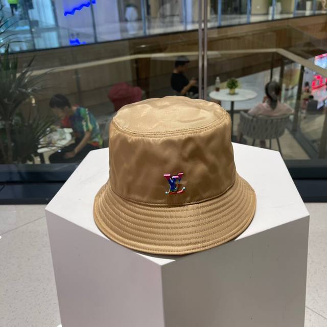 Lv路易威登出经典渔夫帽，非常经典的经典，流行的复古美，四季可用，出门必备，非常显脸小