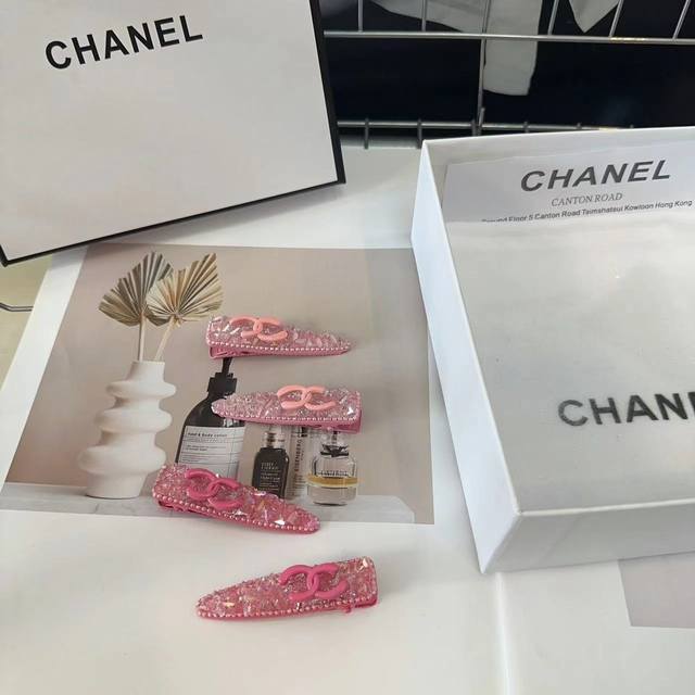 P 配包装盒 一对 Chanel 香奈儿 最新小香爆款，重手工边夹刘海夹，绝美的一款！小仙女必备