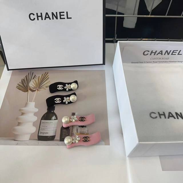 P 配包装盒 一对 Chanel 香奈儿 最新款小香边夹刘海夹，超级好看！简约百搭，小仙女必备