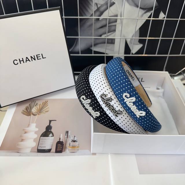 P 配包装盒 Chanel 香奈儿 最新小香波点发箍。简单实用，时尚潮流！小仙女必备