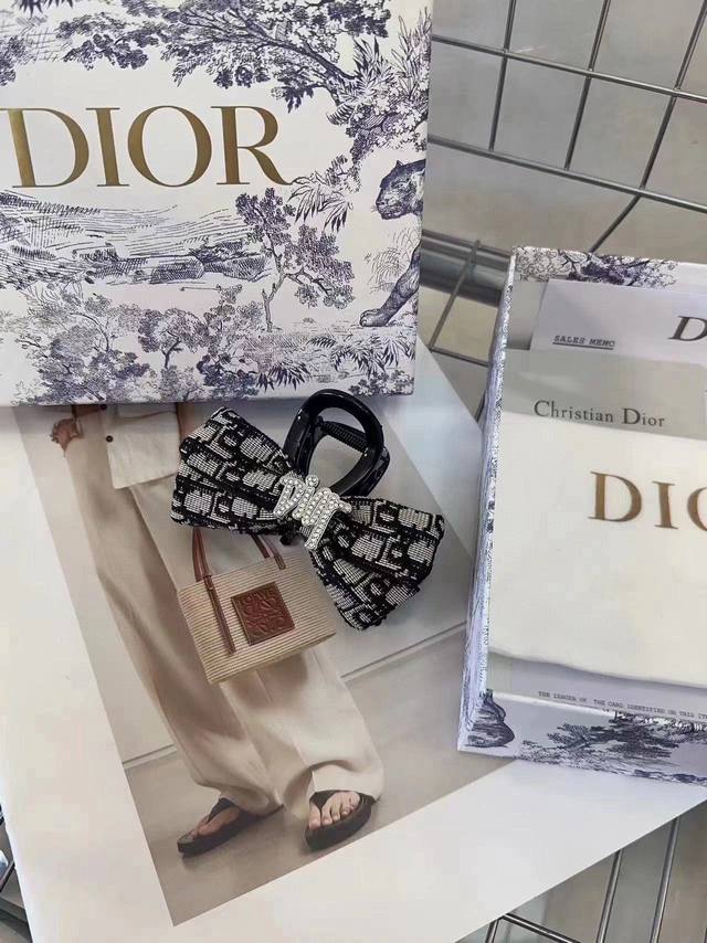 P 配包装盒 Dior 迪奥 D字母抓夹，一眼看过去好美啊！搭配精致的logo，时尚又百搭，小姐姐必入款
