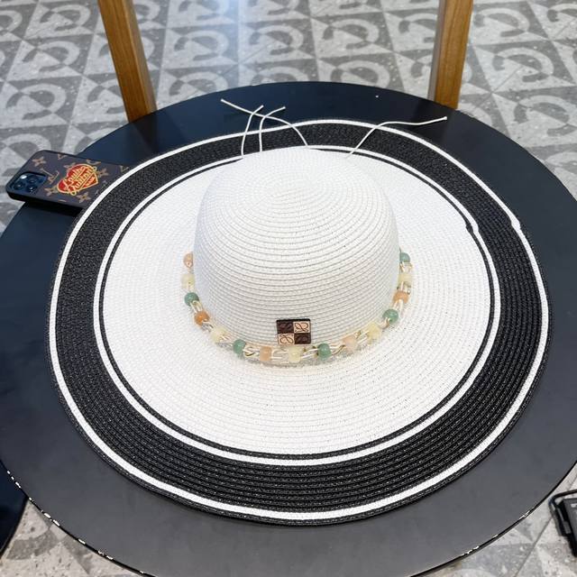 Loewe罗意威 2024新款小香度假风圆顶拼色草帽，旅行必备，超好搭配，赶紧入手！