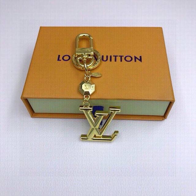 配图片原版包装 Louis Vuitton官网m65216 Lv Facettes钥匙扣。 这款lv Facettes钥匙扣和包饰采用优雅的多面设计，小颗莱茵石 - 点击图像关闭