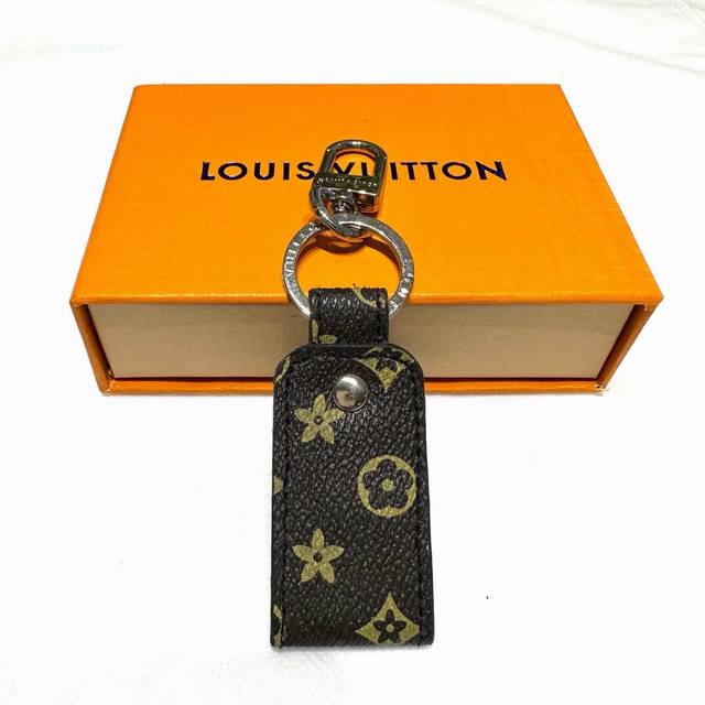 元配图片原版包装 Louis Vuitton官网m68197 Twist包饰与钥匙扣。 此款twist包饰拥有风格活泼而生动的twist标识。极为时髦的设计元素