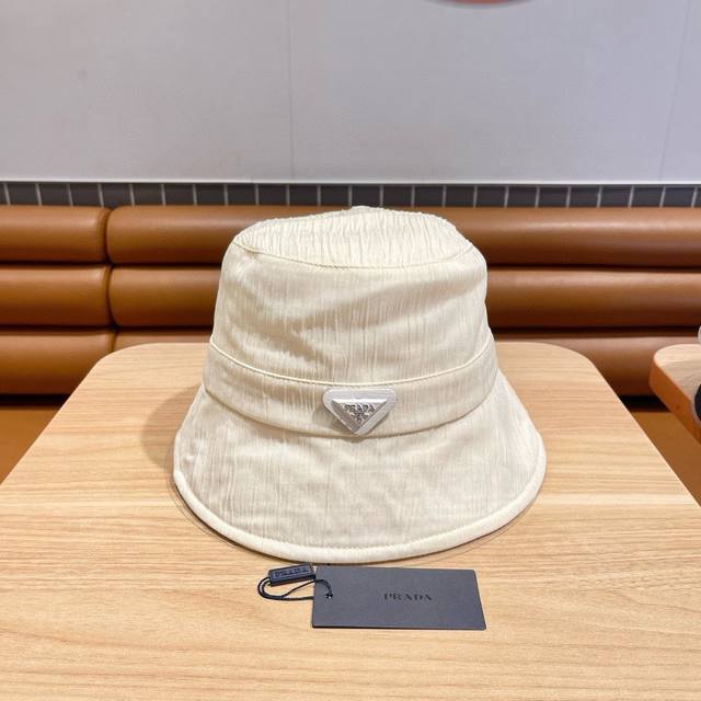 普拉达2024春新款渔夫帽，简约甜美风，帽型很好，大脸型哦！出街必备