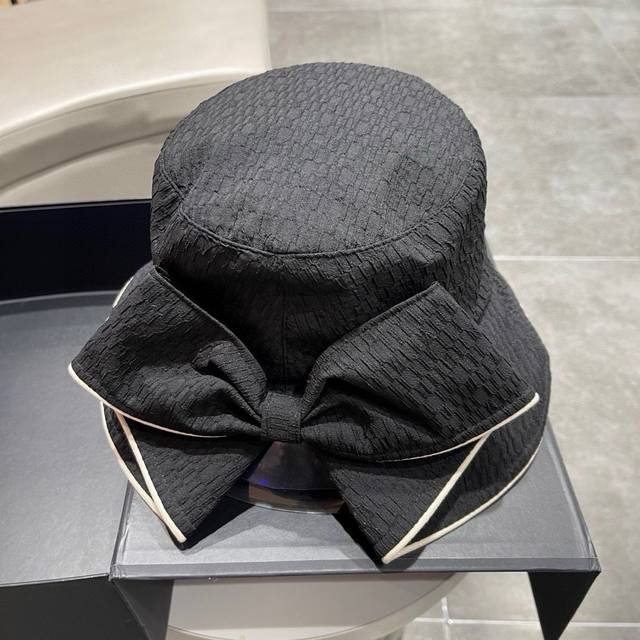 普拉达 Da2024春新款高品质亮片渔夫帽高级定制，做工精细，欧美时尚风格，不入手真的要后悔！