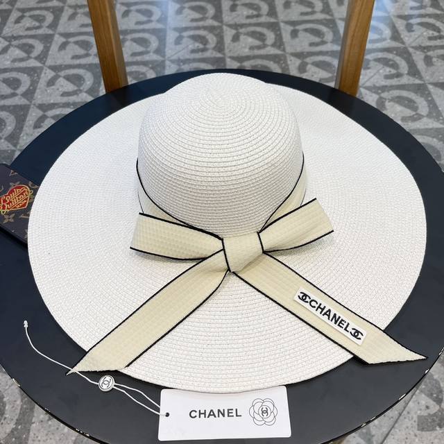 Chanel香奈儿 2024的新款草编遮阳圆顶草帽沙滩风，简约大方，百搭单品～出街首选， - 点击图像关闭