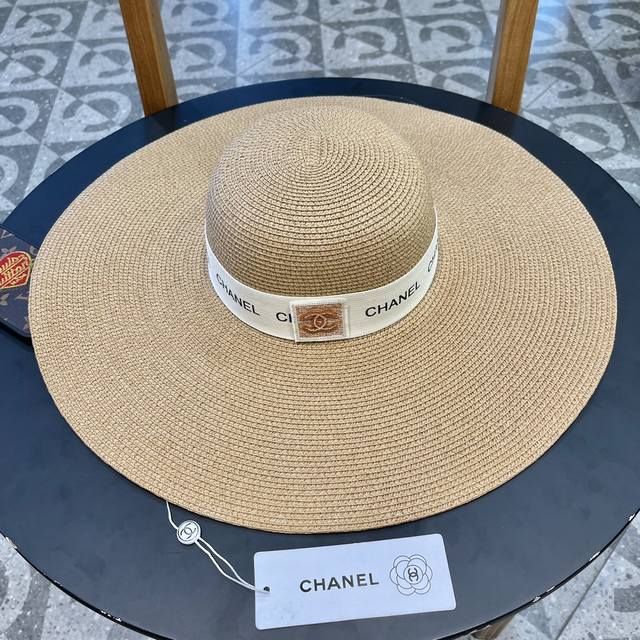 Chanel香奈儿 2024的新款草编遮阳平顶草帽帽沙滩风，简约大方，百搭单品～出街首选，新款帽型超美腻，新品上架