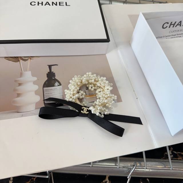 P 配包装盒 Chanel 香奈儿 最新款小香小珍珠发圈，超级好看！名媛范儿十足，小仙女必备