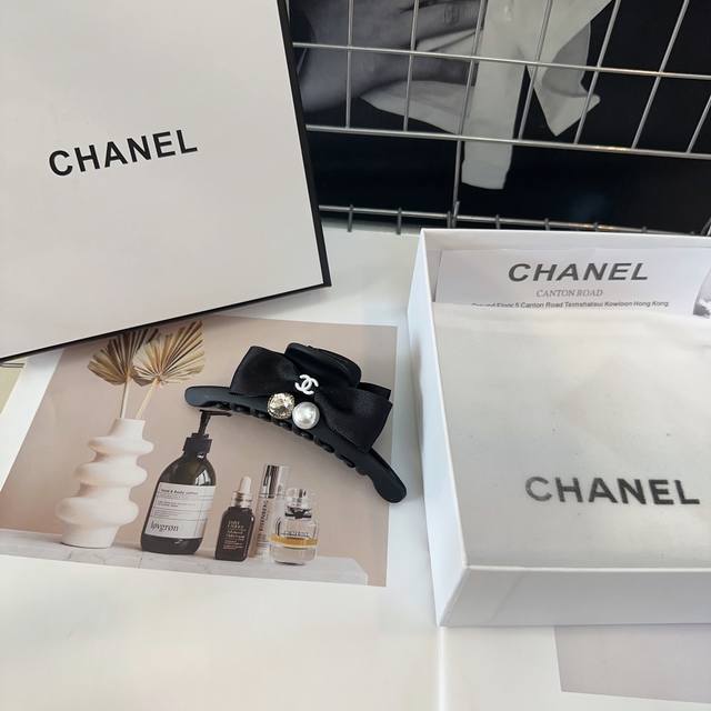 P 配包装盒 Chanel 香奈儿 最新小香抓夹，简单实用，时尚潮流！小仙女必备 - 点击图像关闭