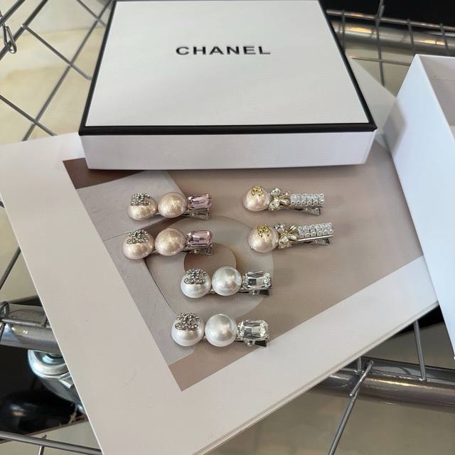 P 配包装盒 一对 Chanel 香奈儿 最新小香爆款，重手工珍珠钻石边夹刘海夹，绝美的一款！小仙女必备