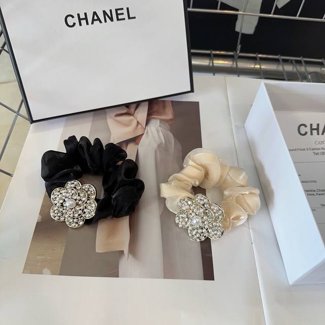 P 配包装盒 单个 Chanel 香奈儿 最新小香爆款，重手工钻石发圈，绝美的一款！小仙女必备