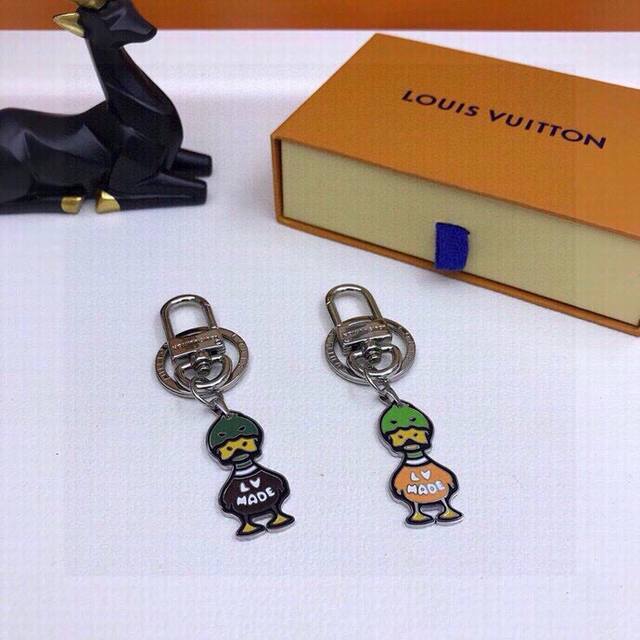元配图片原版包装 Louis Vuitton官网mp3197 Lv Made Duck包饰与钥匙扣。 风格活泼的lv Made Duck包饰与钥匙扣将路易威登x