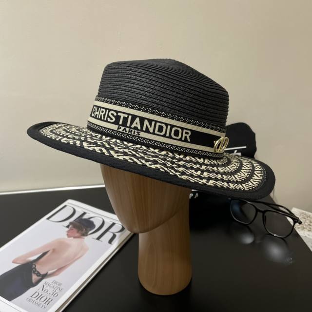 Dior迪奥新款草帽，高密度制作，一顶超级有品位的草帽了~出街首选！帽型超美腻颜色妥妥，轻便携带！小仙女人手必备 头围57Cm