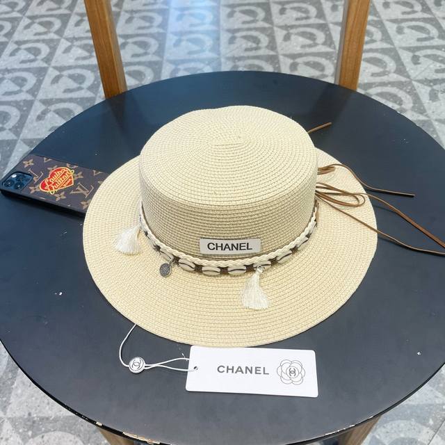 Chanel香奈儿 2024的新款草编遮阳平顶草帽沙滩风，简约大方，百搭单品～出街首选，新款帽型超美腻，新品上架