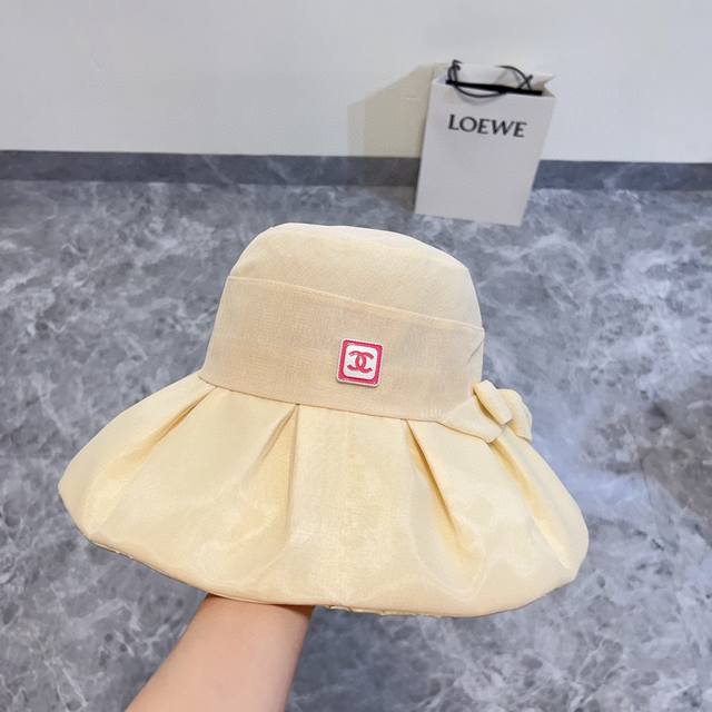 特 配防尘袋 Chanel香奈儿 2024新款大沿棉麻遮阳渔夫帽～简约大气 防晒设计，可折叠的一款