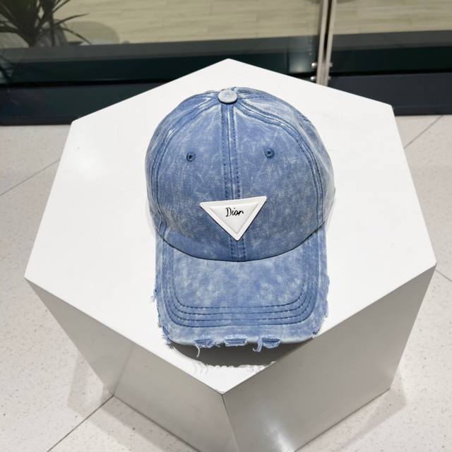 Dior迪奥新款棒球帽 超有小心机的设计，爱心刺绣带字母小标志 可爱又有设计感，不规则破洞帽檐 简单又不单调 - 点击图像关闭