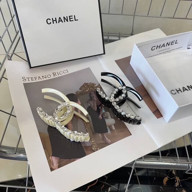 P 配包装盒 Chanel 香奈儿 最新款小香抓夹，超级好看！名媛范儿十足，小仙女必备
