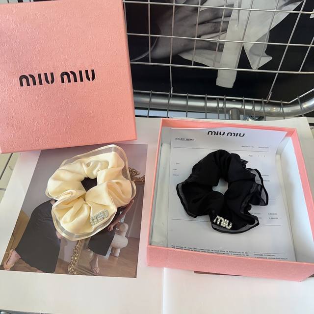 P 配包装盒 Miumiu新款字母发圈 简单优雅，实用百搭，值得入手！黑，米两色