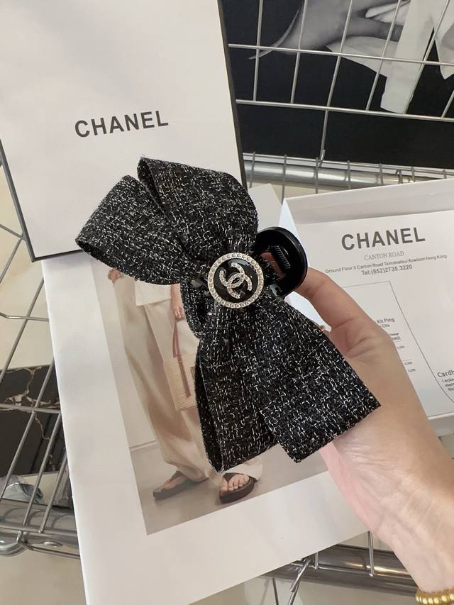 P 配包装盒 Chanel 香奈儿 最新款小香抓夹！珍珠小花朵！时尚百搭。实物更好看