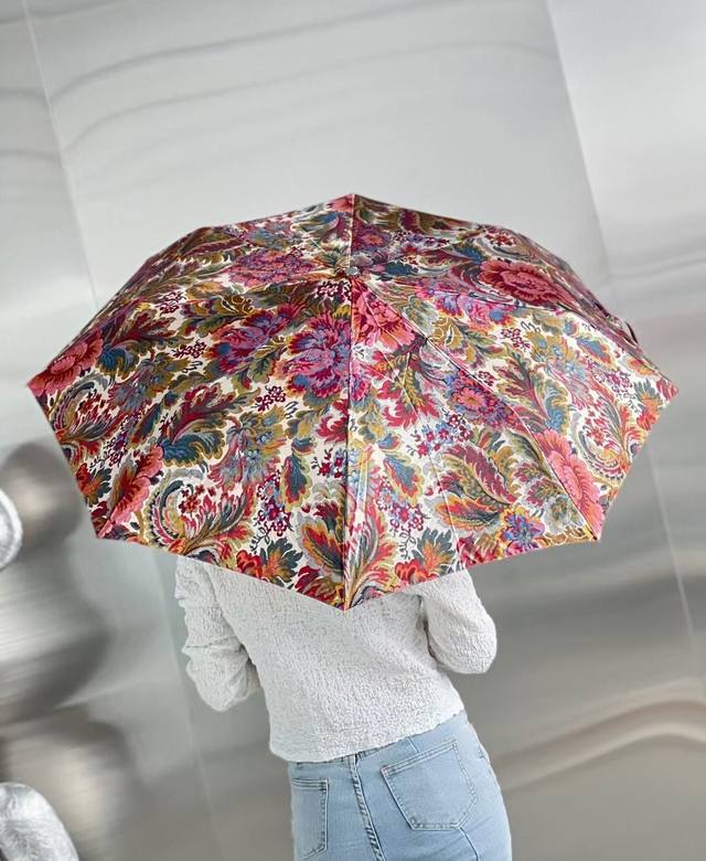 意大利 Otti 萌塔汇 是世界上首屈一指的手工雨伞品牌 以其独特的设计灵感和上等面料 精美的手柄再加上纯正的意大利高贵血统而闻名于世 从张开后的伞型 伞骨的材