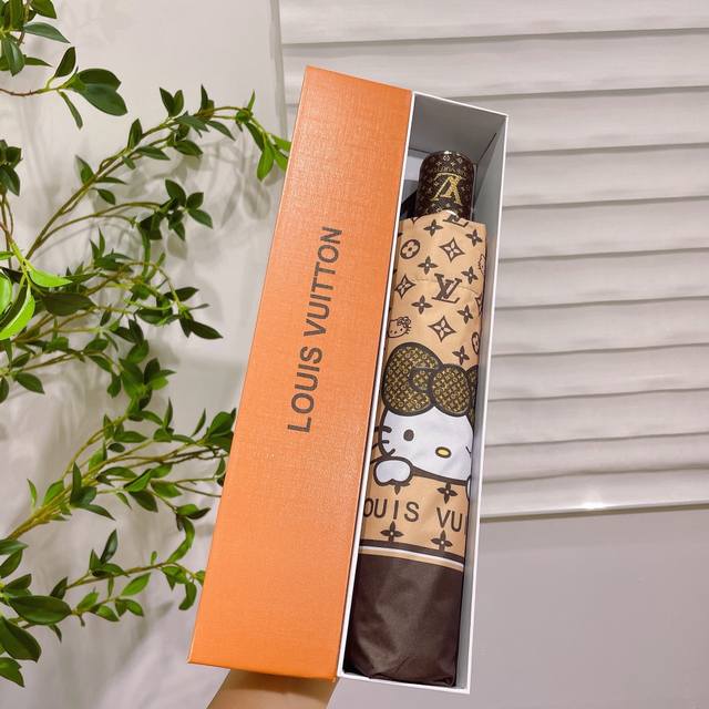 Louis Vuitton 路易威登 Hellokitty 凯蒂猫 升级版monogram印花雨伞 奢华与简约的完美融合 雨伞既是用具 也是配饰 撑着这样的伞走