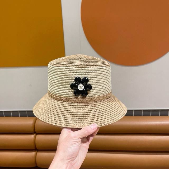 Chanel香奈儿 新款草帽，山茶花胸针配饰平顶桶帽， 头围57Cm