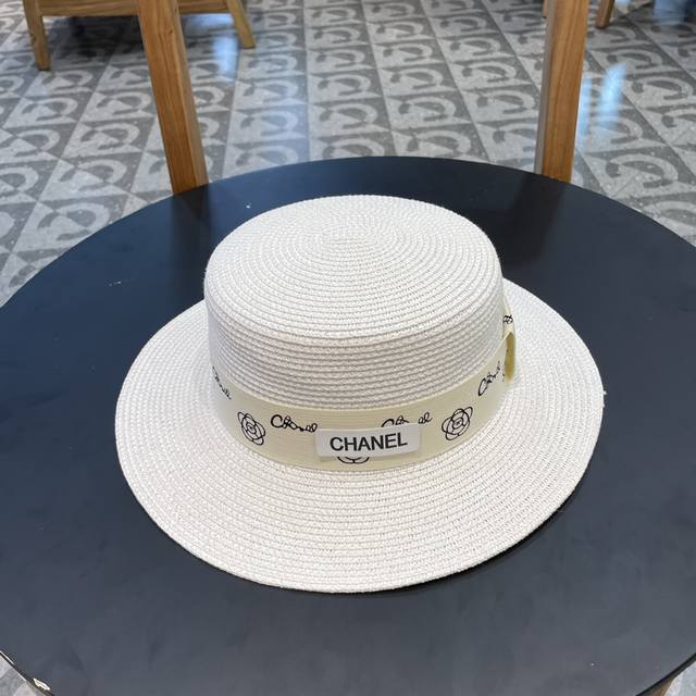 Chanel香奈儿 2024的新款平顶草帽，沙滩风，简约大方，百搭单品～出街首选， - 点击图像关闭
