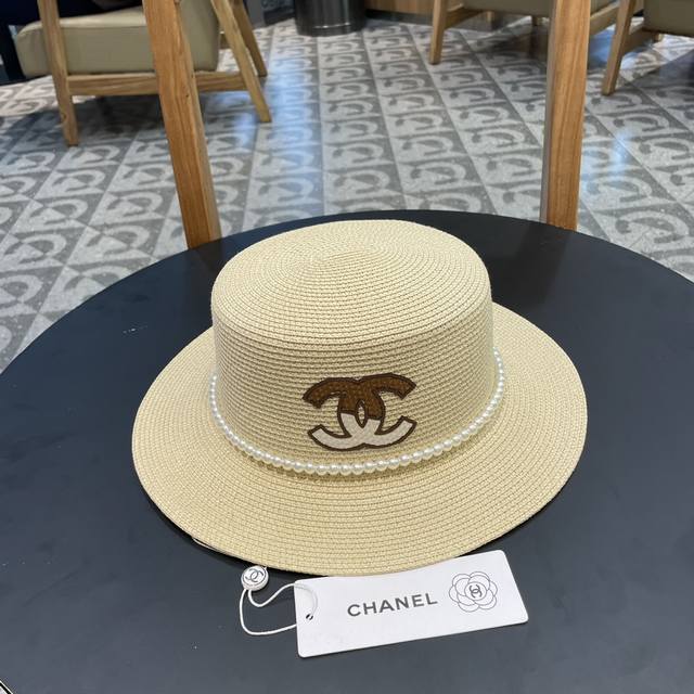 Chanel香奈儿 2024的新款平顶草帽，沙滩风，简约大方，百搭单品～出街首选，