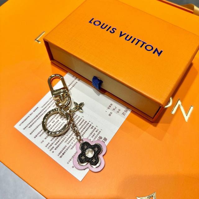 元配图片原版包装 Louis Vuitton官网m 216 Lv Facettes钥匙扣。 这款lv Facettes钥匙扣和包饰采用优雅的多面设计，小颗莱茵石