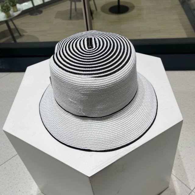 Chanel香奈儿 新款草帽，平顶草帽，桶帽，夏日遮阳帽，头围57Cm两色