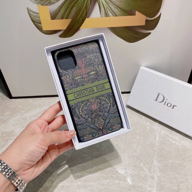 Dior官网同步原版贴皮手机壳爱之光light Of Love 系列手机壳 型号：为了不出现报错型号，请打开本机查看手机设置显示的型号 Iphone15Pro