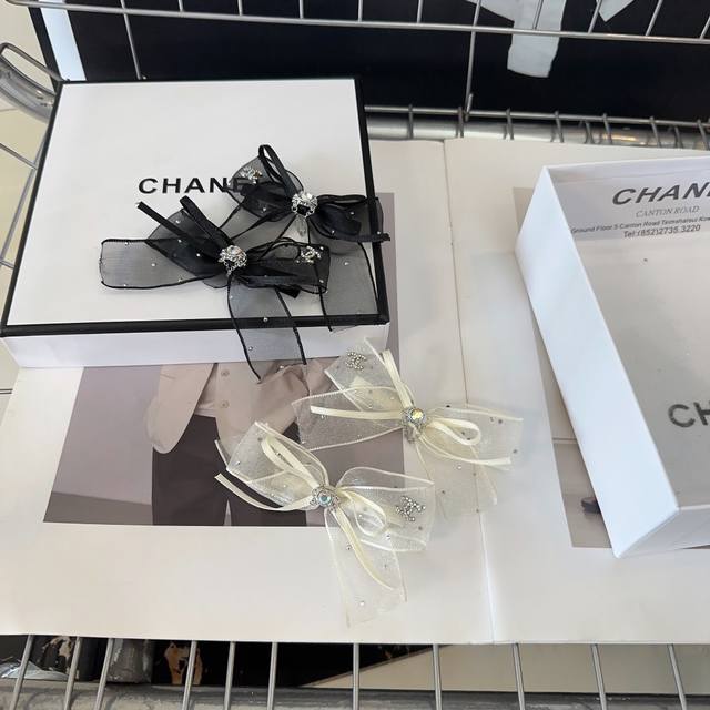 P 配包装盒 一对 Chanel 香奈儿 最新小香发边夹，简单实用，时尚潮流！小仙女必备 - 点击图像关闭
