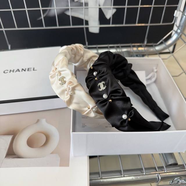 P 配包装盒 Chanel 香奈儿 非常好看的小香珍珠发箍，绝美的一款！时尚潮品，小仙女必备 - 点击图像关闭