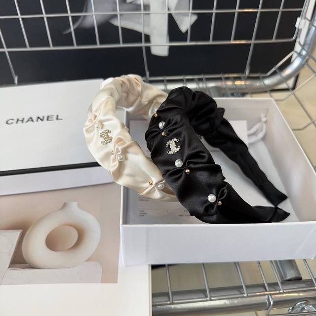 P 配包装盒 Chanel 香奈儿 非常好看的小香珍珠发箍，绝美的一款！时尚潮品，小仙女必备
