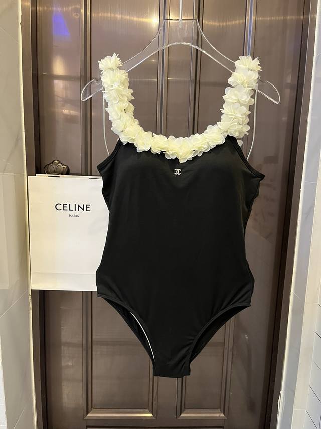 特批 ￥ Chanel香奈儿最新款沙滩系列连体式泳衣 ，公主风连体泳衣强烈推荐！ 实物非常高级，泳衣外穿太了，怎么穿怎么好看海边度假，超级出片，适合多种场景的游